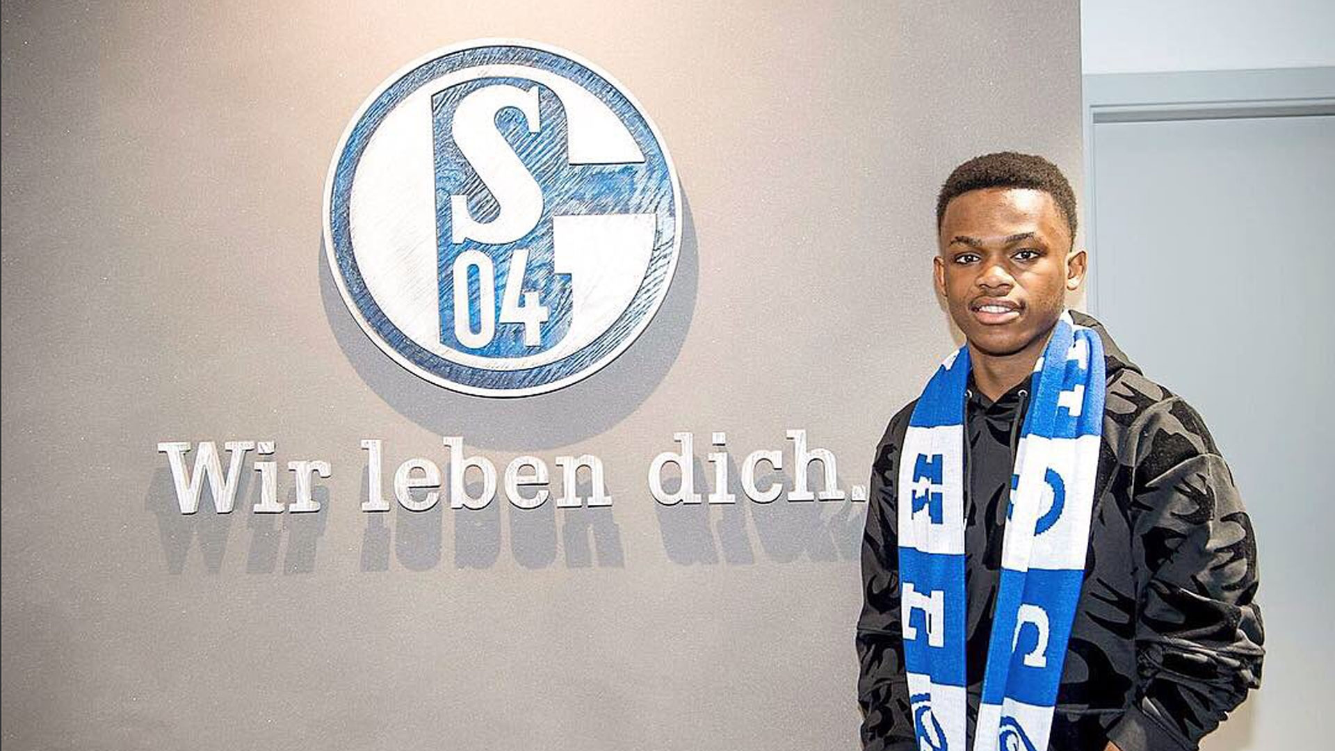 场上表现出 场上表现出